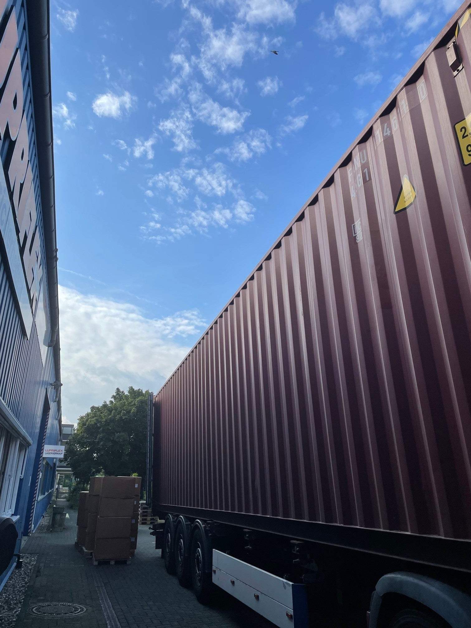 Ein Lkw mit einem 40 Zoll-Container steht vor dem Lager der Firma L. Priebs in Haltern am See..