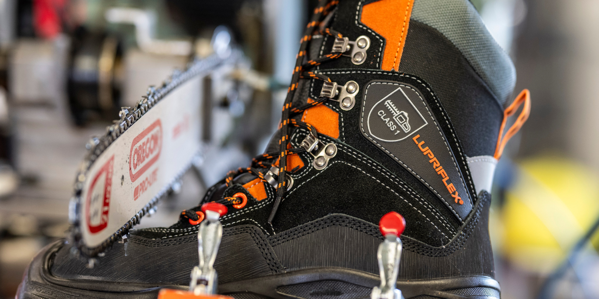 Kettensaege trifft auf Schnittschutzstiefel von Lupriflex im Prüfstand