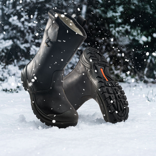 Lupriflex Aqua Offshore Winter Sicherheitsstiefel aus dunkelbraunem Leder mit rutschhemmender Profilsohle und Zehenschutzkappe im Schnee vor winterlichem Wald, KI-gestalteter Hintergrund.