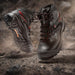 Front- und Seitenansicht der schwarzen Lupriflex Schnürstiefel Trail Duo Boot vor erdigem Hintergrund