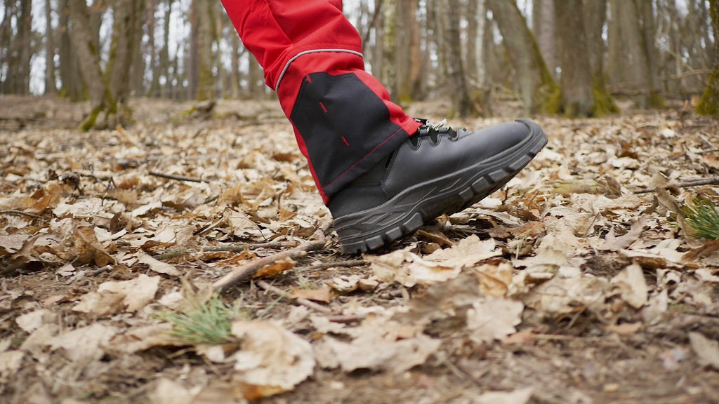 zeigt schwarzen Hunter Low Schnürstiefel von Lupriflex im Einsatz: beim Gehen durch den Wald, Abstützen auf dem Baumstamm, in der Pfütze, beim Treten auf Glasscherben, beim Fegen 